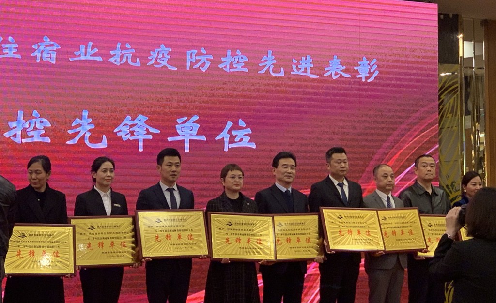 抗疫先锋领奖.jpg 抗疫先锋领奖